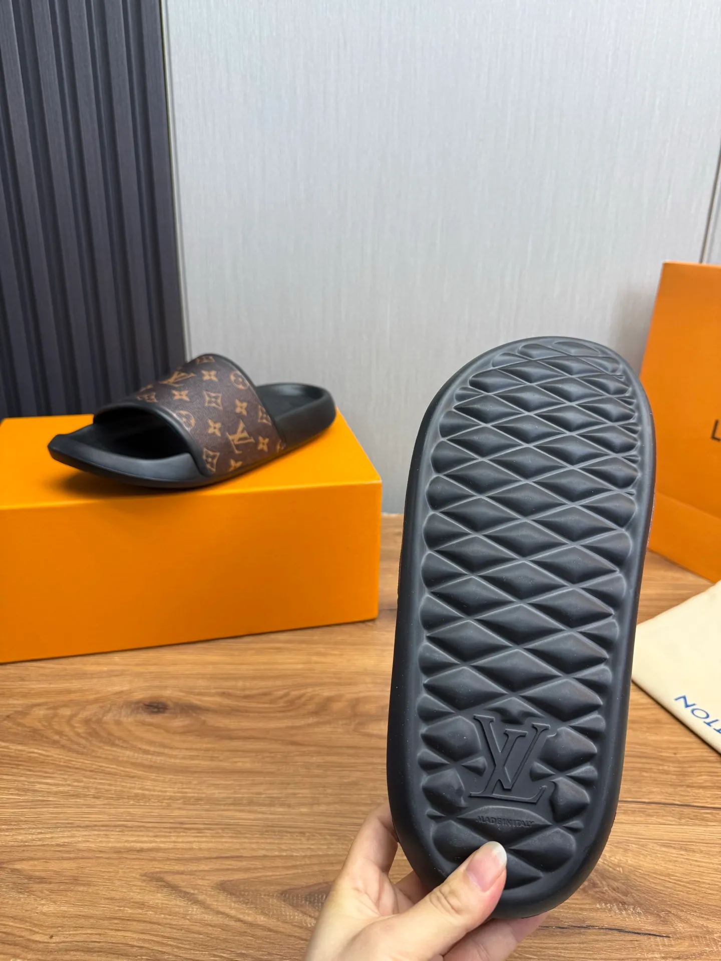 Men's shoes 💰280💰 ▪️LV's popular Little Red Book popular slippers hot sale: 1 shipment✅ Super textured and comfortable slippers, original TPU outsole. Authentic counter box drawer box packaging 🎁Size 38-45